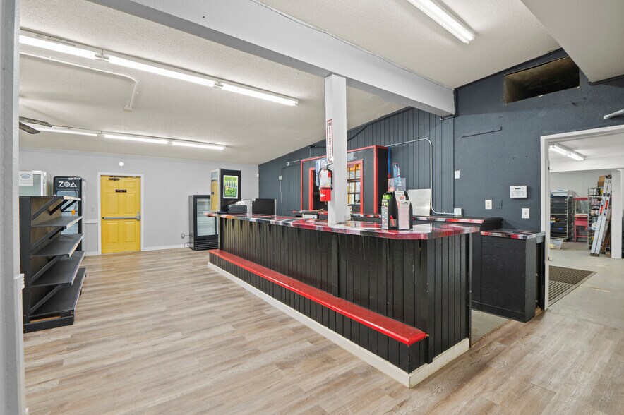 More Photos Of 2810 E Spencer Lake Rd, Shelton General Retail For Sale