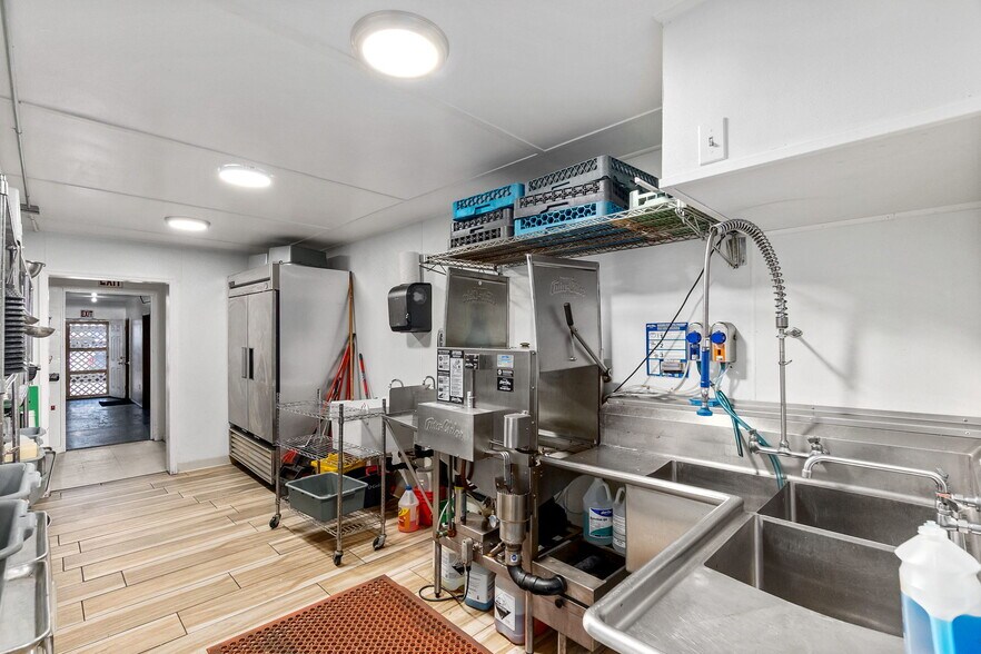 More Photos Of 2401 Westhaven Dr, Westport Flex For Sale