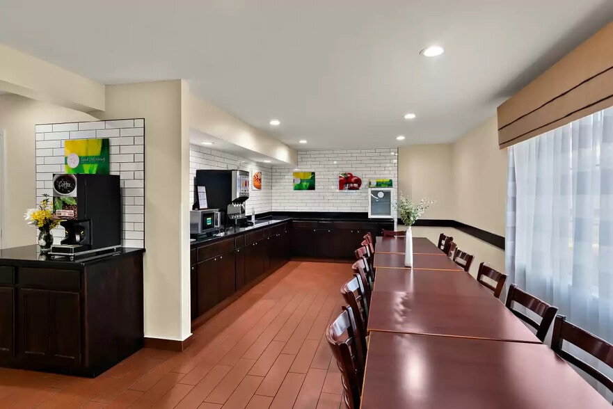 More Photos Of 2855 Old Austin Peay Hwy, Memphis Hotel For Sale