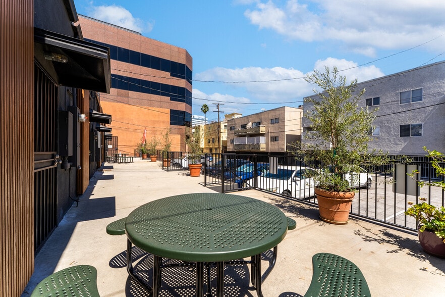 More Photos Of 15143-15153 Ventura Blvd, Sherman Oaks Storefront For Sale
