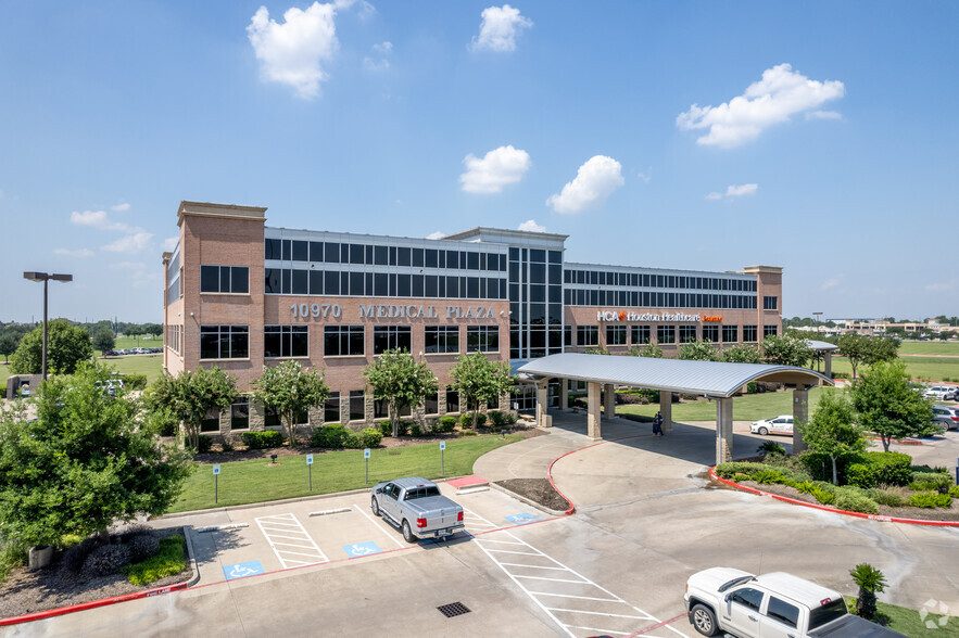 Primary Photo Of 10970 Shadow Creek Pky, Pearland Medical For Lease