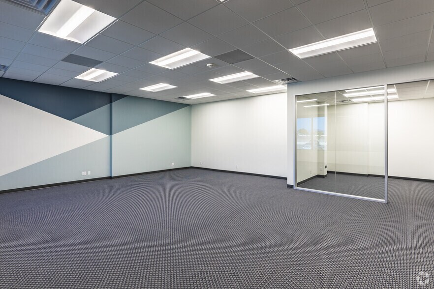 More Photos Of 5575 Ruffin Rd, San Diego Unknown For Lease