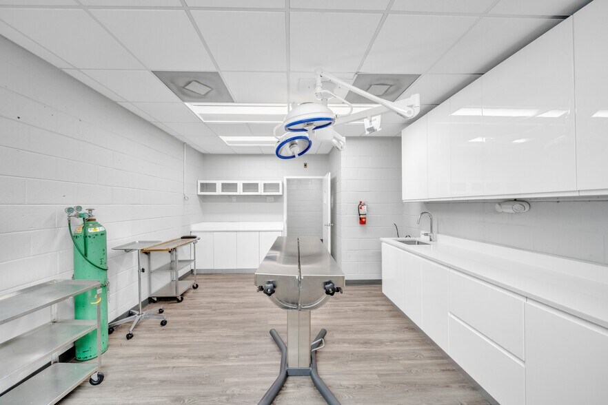 More Photos Of 4000 Burke Station Rd, Fairfax Veterinarian Kennel For Lease