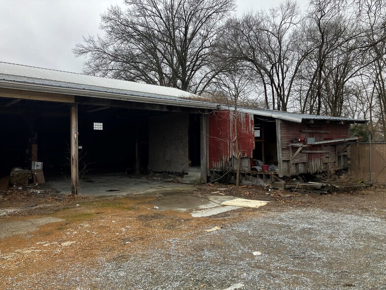 More Photos Of 221 N Main St, Benton Freestanding For Sale