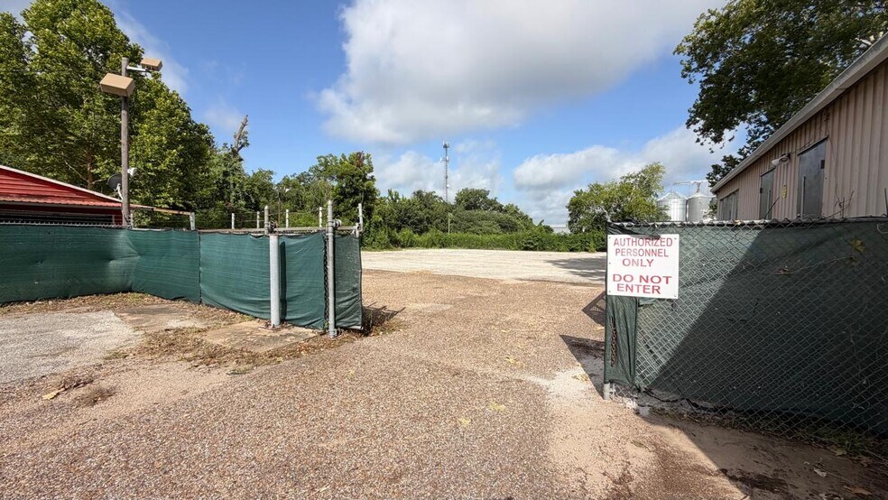 More Photos Of 605 N Richmond Rd, Wharton Flex For Lease