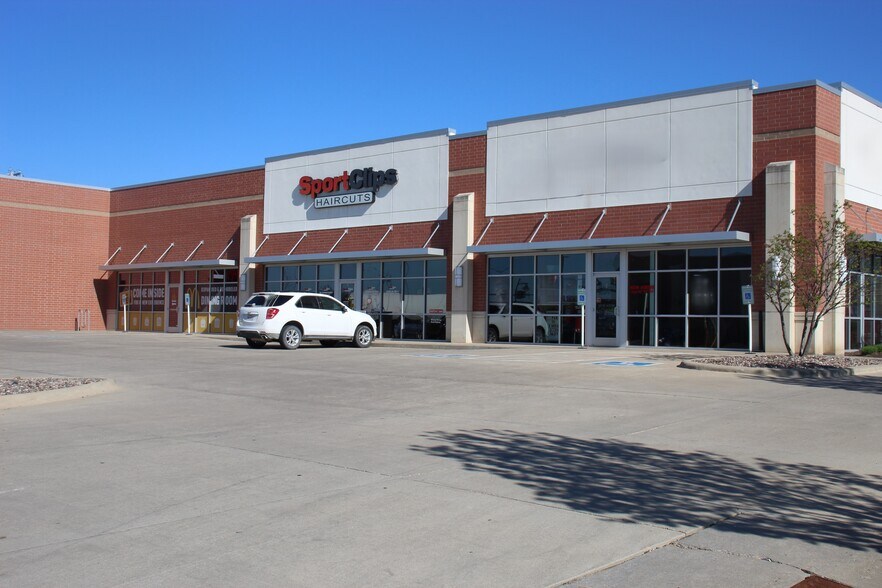 More Photos Of 675 Pacha Pkwy, North Liberty Storefront Retail Office For Lease