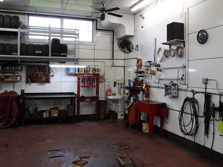 More Photos Of 523 S Main St, Fond Du Lac Auto Repair For Sale