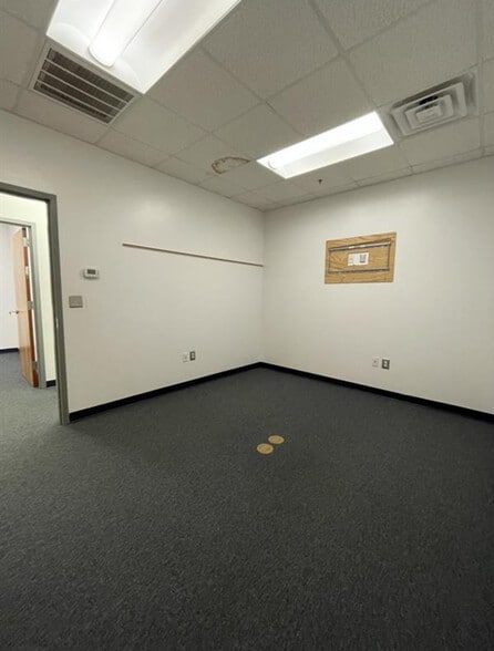 More Photos Of 615 McGee Rd, Anderson Showroom For Lease