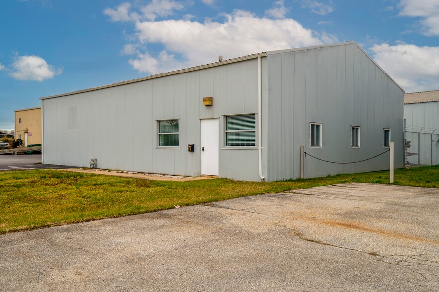 More Photos Of 9 James Ct, Wilmington Warehouse For Lease