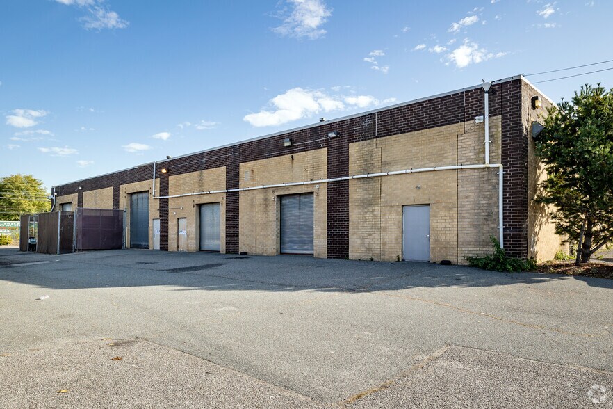 More Photos Of 7 Grand Blvd, Brentwood Warehouse For Lease