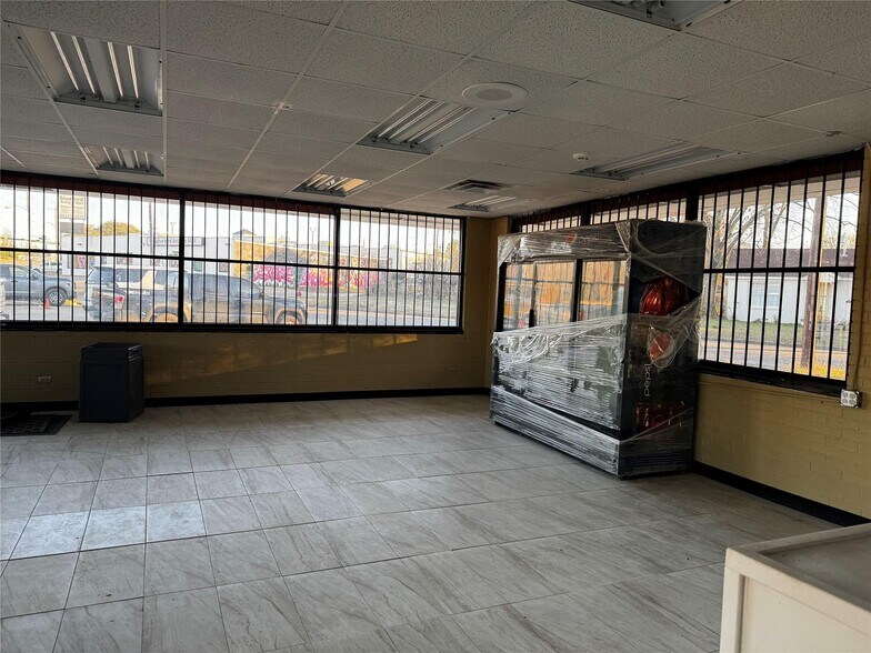 More Photos Of 1808 W Gentry Pky, Tyler Service Station For Sale