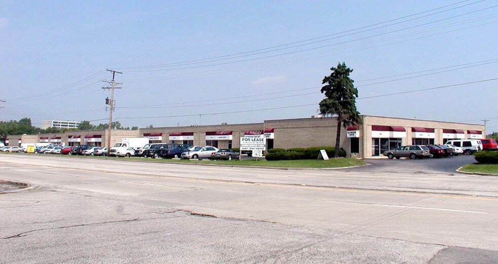 More Photos Of 1500-1534 E Algonquin Rd, Arlington Heights Warehouse For Lease