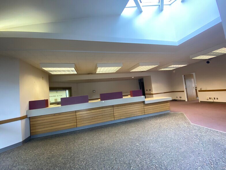 More Photos Of 6225 SE Lake Rd, Portland Office For Sale