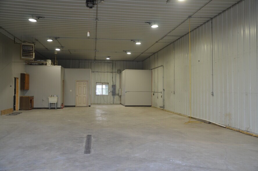 More Photos Of 181 Wolf St, Yorkville Warehouse For Sale