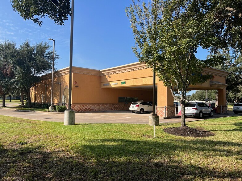 More Photos Of 10101 Westheimer Rd, Houston Bank For Lease