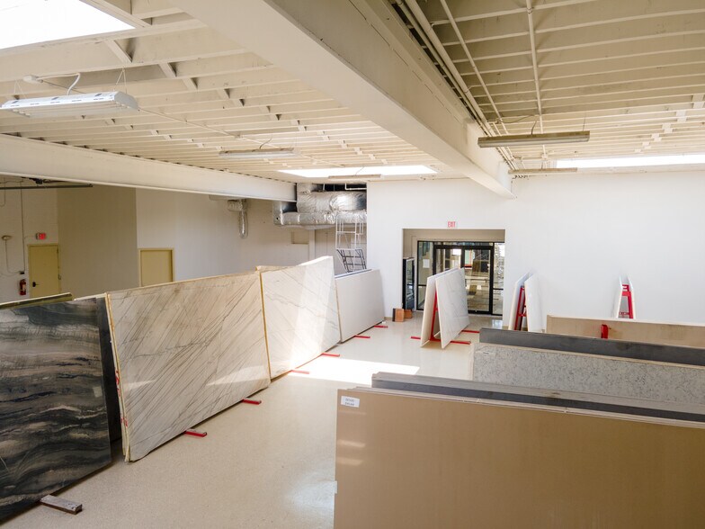 More Photos Of 1628-1630 Rand Rd, Des Plaines Showroom For Sale