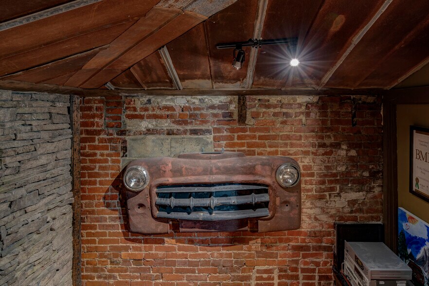 More Photos Of 114-116 17th Ave S, Nashville Office For Sale