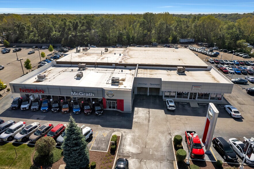 More Photos Of 945 E Chicago St, Elgin Auto Dealership For Sale