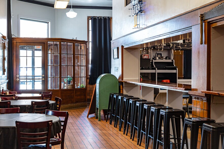 More Photos Of 302 S Magnolia St, Hearne Restaurant For Sale