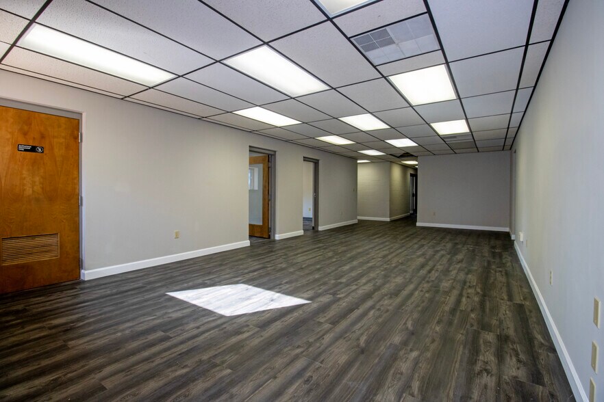 More Photos Of 390 E Wood St, Shreve Flex For Lease