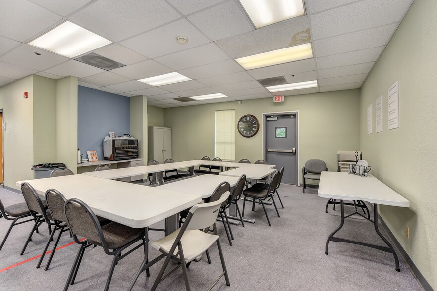 More Photos Of 4718-4740 Engle Rd, Carmichael Loft Creative Space For Lease