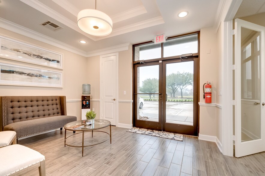 More Photos Of 202 Industrial Blvd, Sugar Land Office For Lease