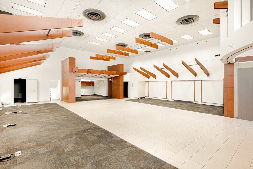 More Photos Of 1605 Rue Girouard O, Saint-hyacinthe Freestanding For Lease