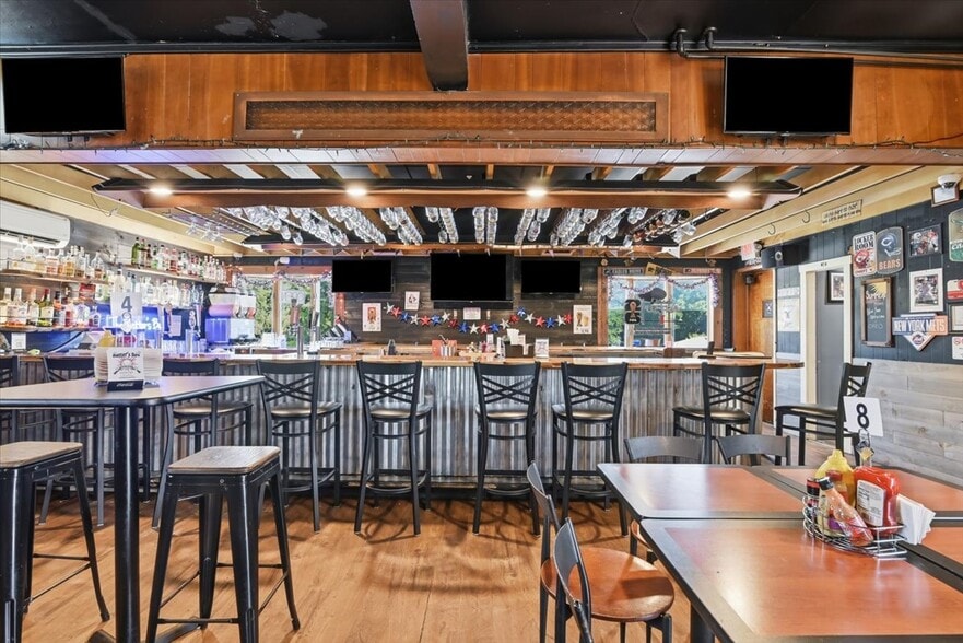 More Photos Of 10 E Lehigh St, Summit Hill Restaurant For Sale