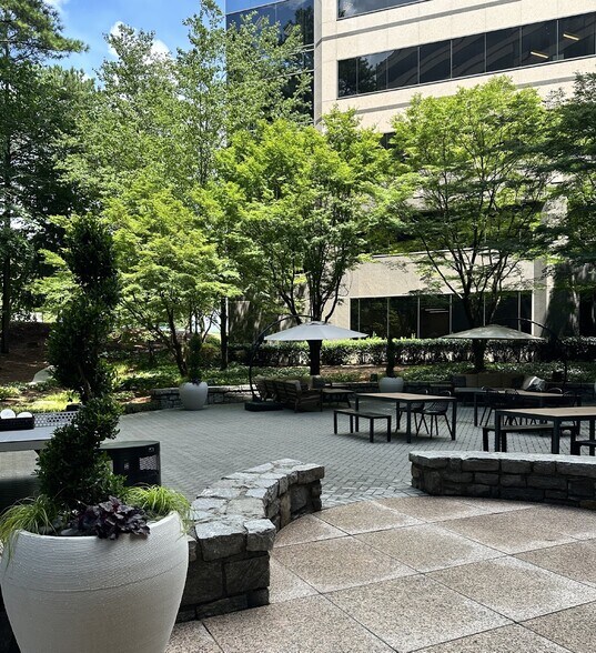 More Photos Of 5607 Glenridge Dr NE, Atlanta Office For Lease