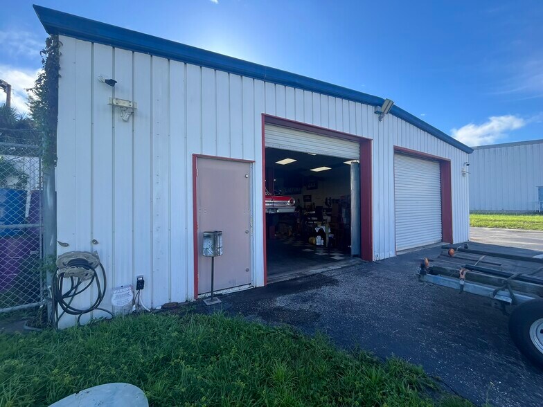 More Photos Of 4130 N Orange Blossom Trl, Orlando Freestanding For Sale