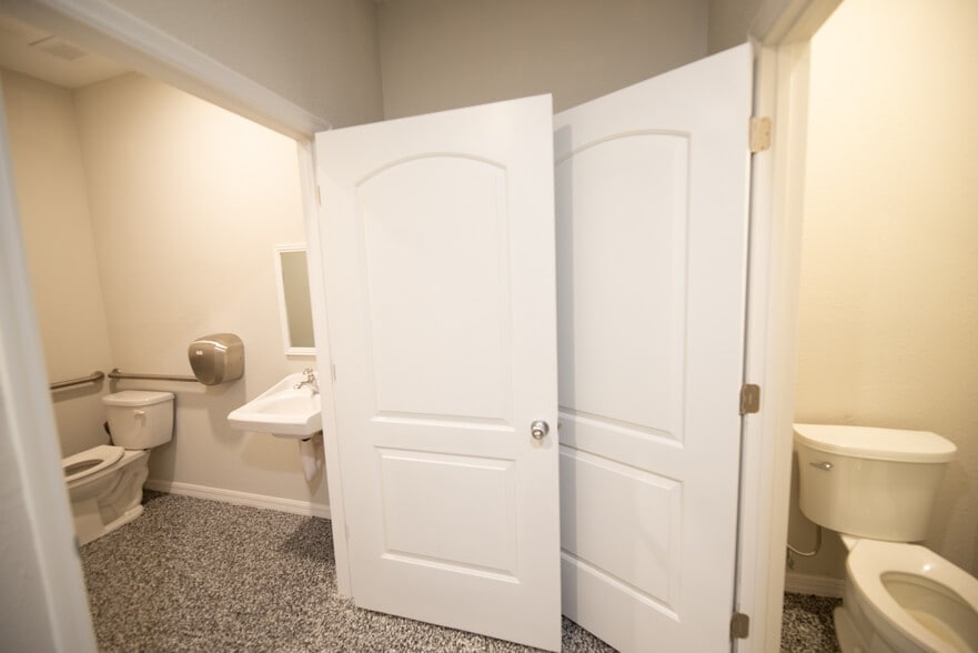 More Photos Of 9937 Race Track Rd, Tampa Manufacturing For Lease