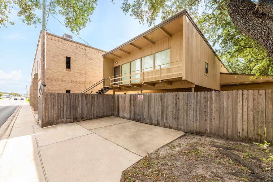 More Photos Of 208 E Houston St, Beeville Office For Sale