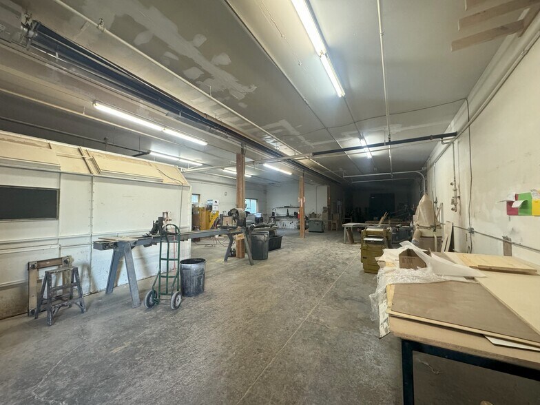 More Photos Of 1014 E Draper Pky, Draper Warehouse For Lease