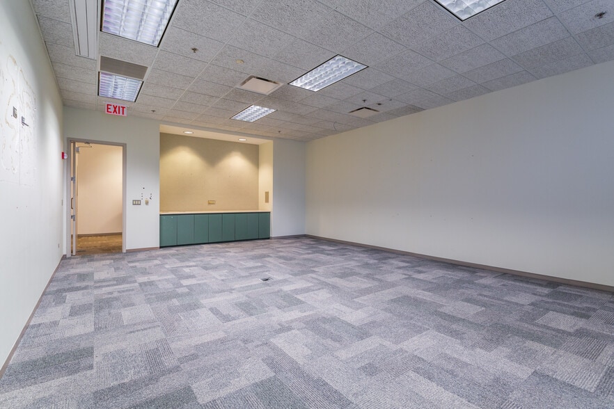 More Photos Of 4 Overlook Pt, Lincolnshire Office For Lease