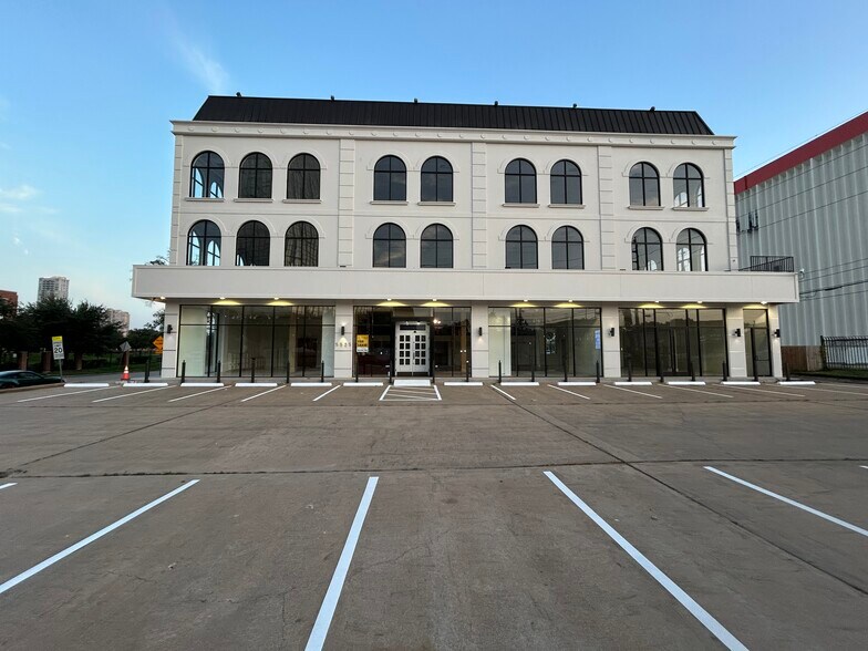 More Photos Of 5525 Westheimer Rd, Houston Freestanding For Lease