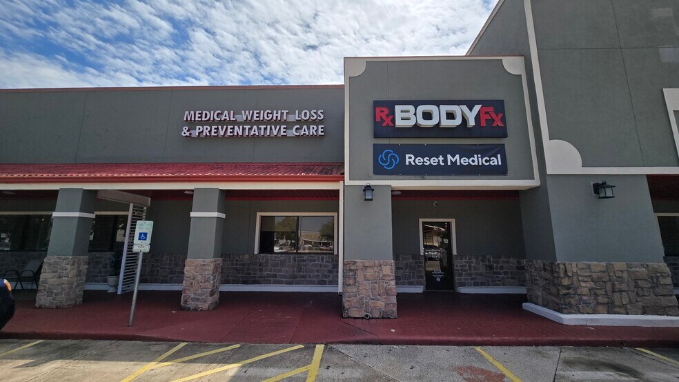 Primary Photo Of 117-133 W Parkwood Ave, Friendswood Storefront For Lease