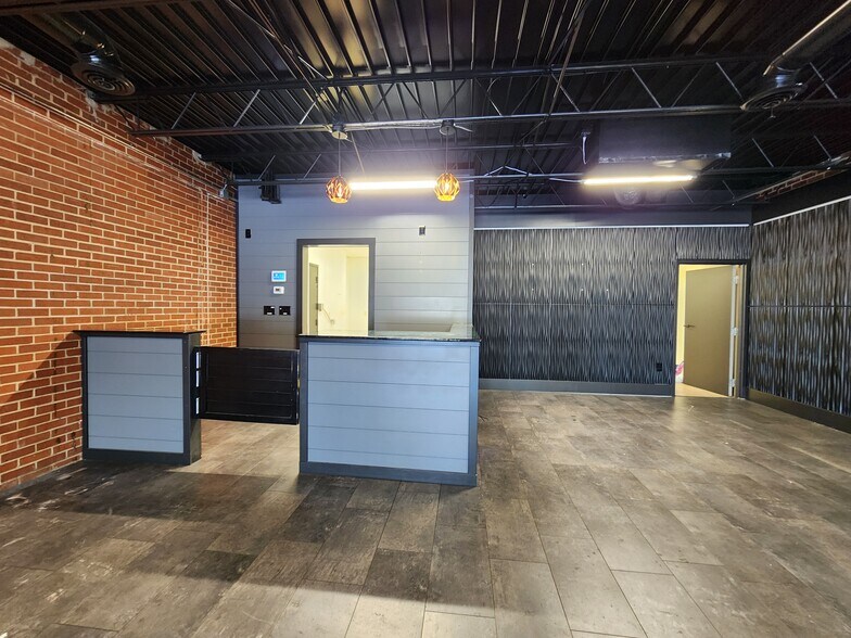 More Photos Of 521 S Glenstone Ave, Springfield General Retail For Lease