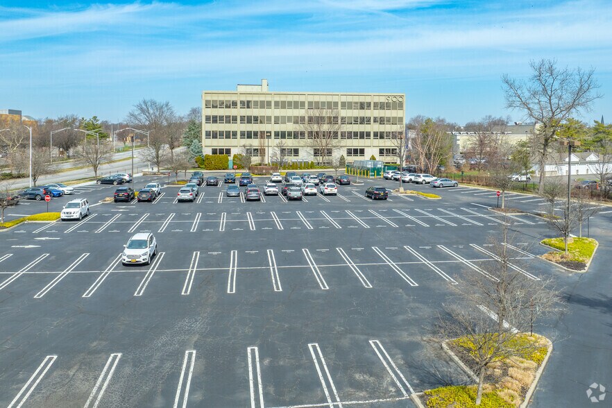 More Photos Of 900 Merchants Concourse, Westbury Office For Lease