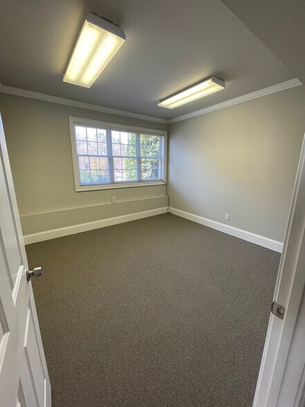 More Photos Of 327 Dahlonega St, Cumming Office For Lease