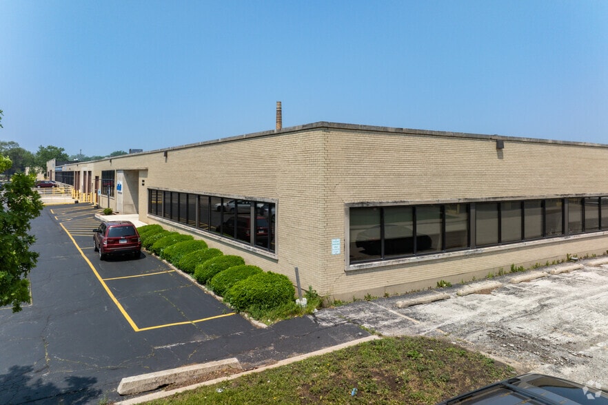 Primary Photo Of 3600-3690 W Pratt Ave, Lincolnwood Manufacturing For Lease