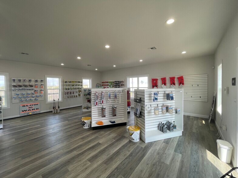 More Photos Of 101 Skipper Ln, Corpus Christi Warehouse For Sale