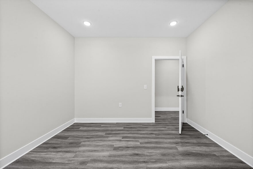More Photos Of 1404 Dover Rd, Clarksville Office For Lease