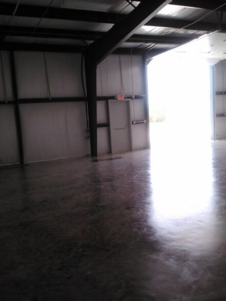 More Photos Of 13610 Poplar Cir, Conroe Warehouse For Lease