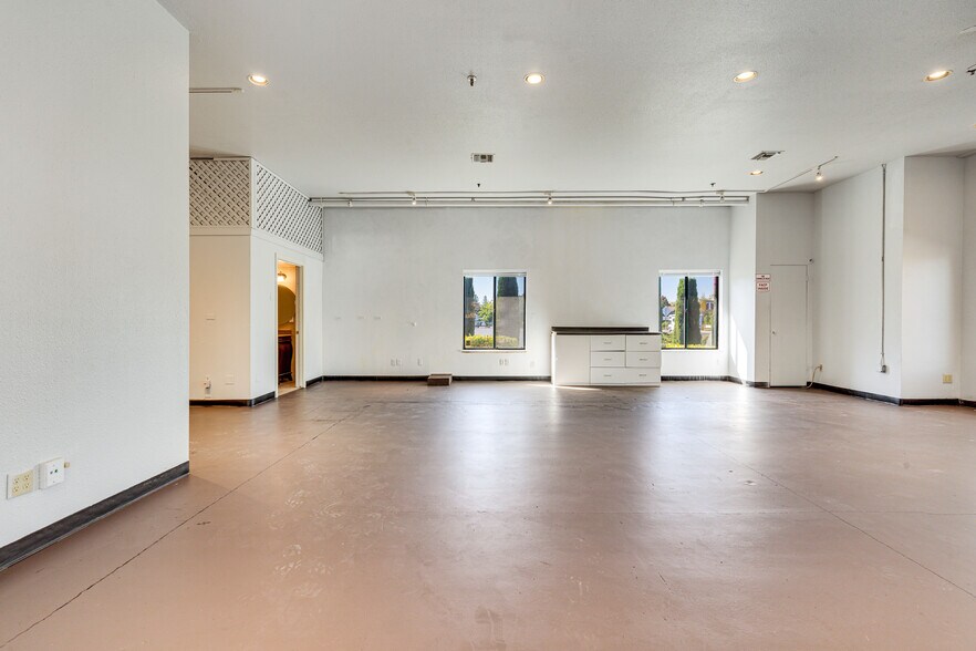 More Photos Of 1270 Broadway, Sonoma Freestanding For Sale