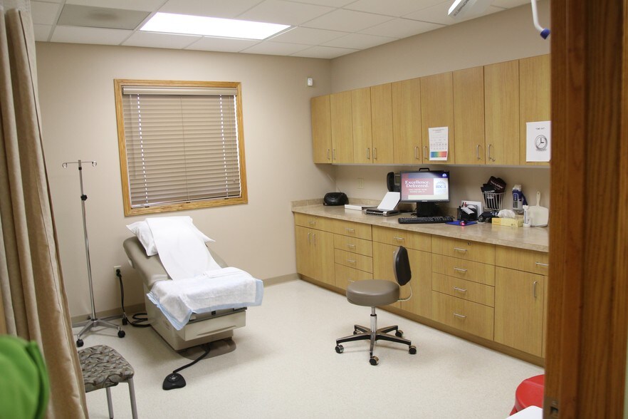 More Photos Of 215 Corporate Dr, Beaver Dam Medical For Lease