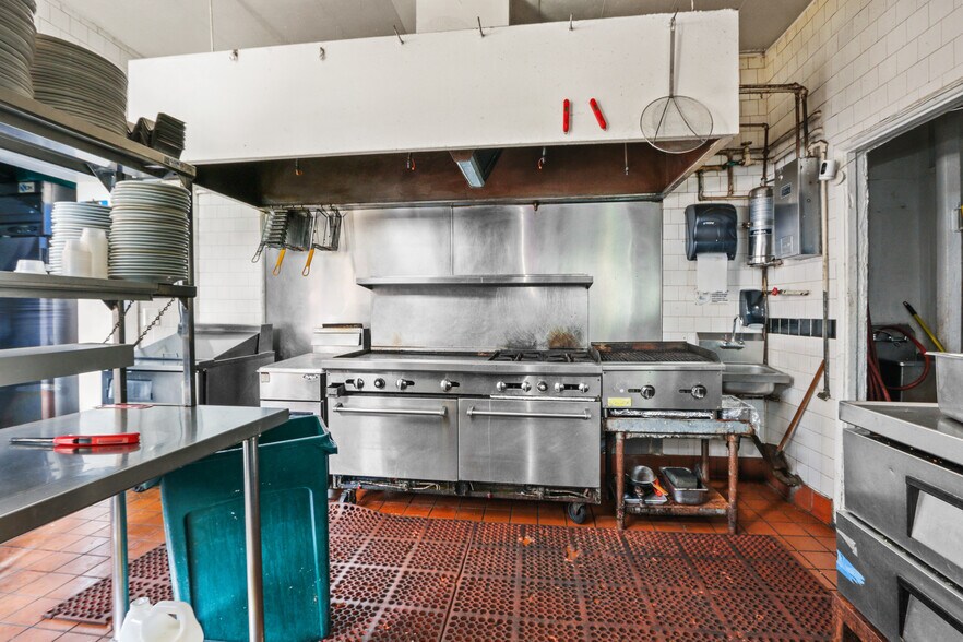 More Photos Of 1923 E Broadway, Long Beach Restaurant For Lease