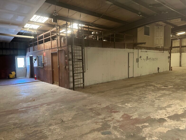 More Photos Of 2028 Charleston Hwy, Cayce Manufacturing For Lease
