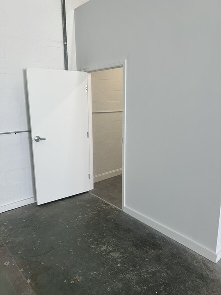 More Photos Of 5713-5727 NE 14th Ave, Fort Lauderdale Warehouse For Lease