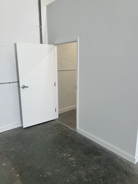 More Photos Of 5713-5727 NE 14th Ave, Fort Lauderdale Warehouse For Lease