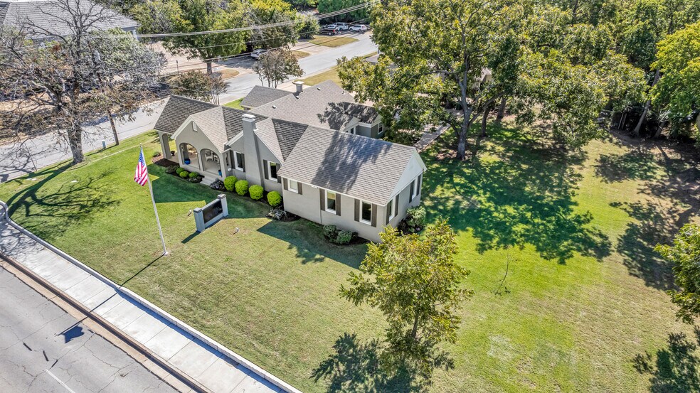 More Photos Of 1500 W Abram St, Arlington Medical For Lease